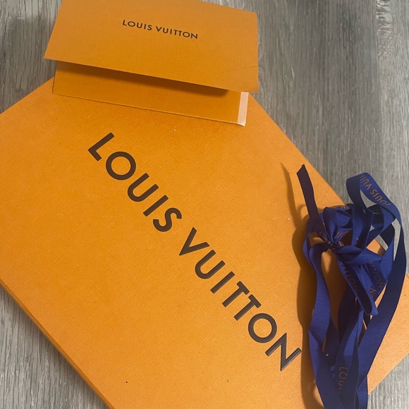 Louis Vuitton Bikini Flat Sandal (AMKS1AGONUN400) - Picture 2 of 11